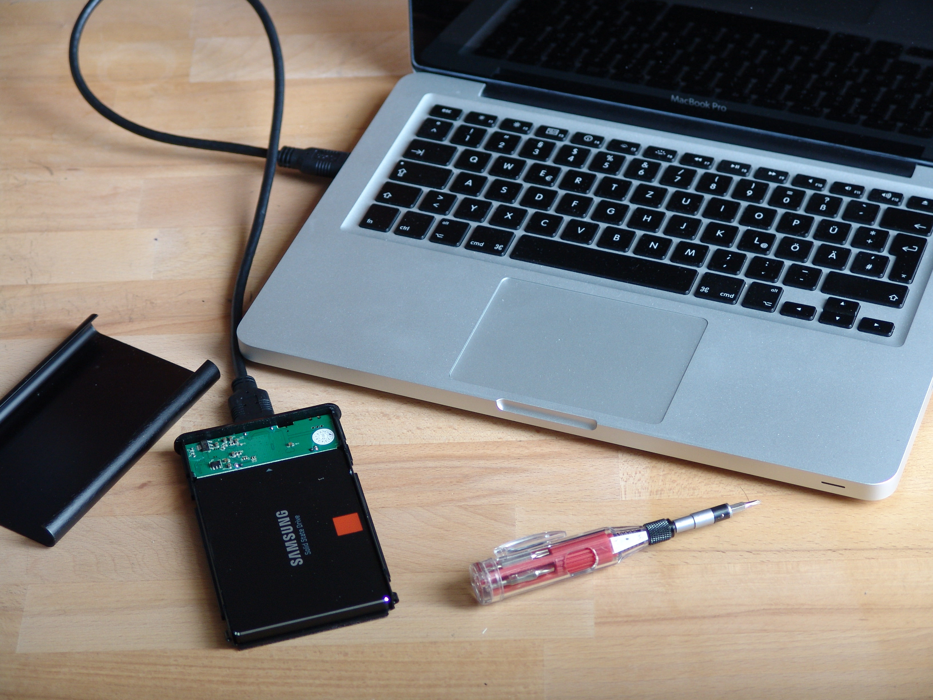 Wie kann ich eine SSD in ein MacBook Pro einbauen ...