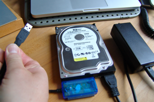 Daten retten: Die Festplatte wird per USB-Adapter an einen intakten Rechner angeschlossen. (Bildrechte: FRAGDENSTEIN.DE/ Stein)