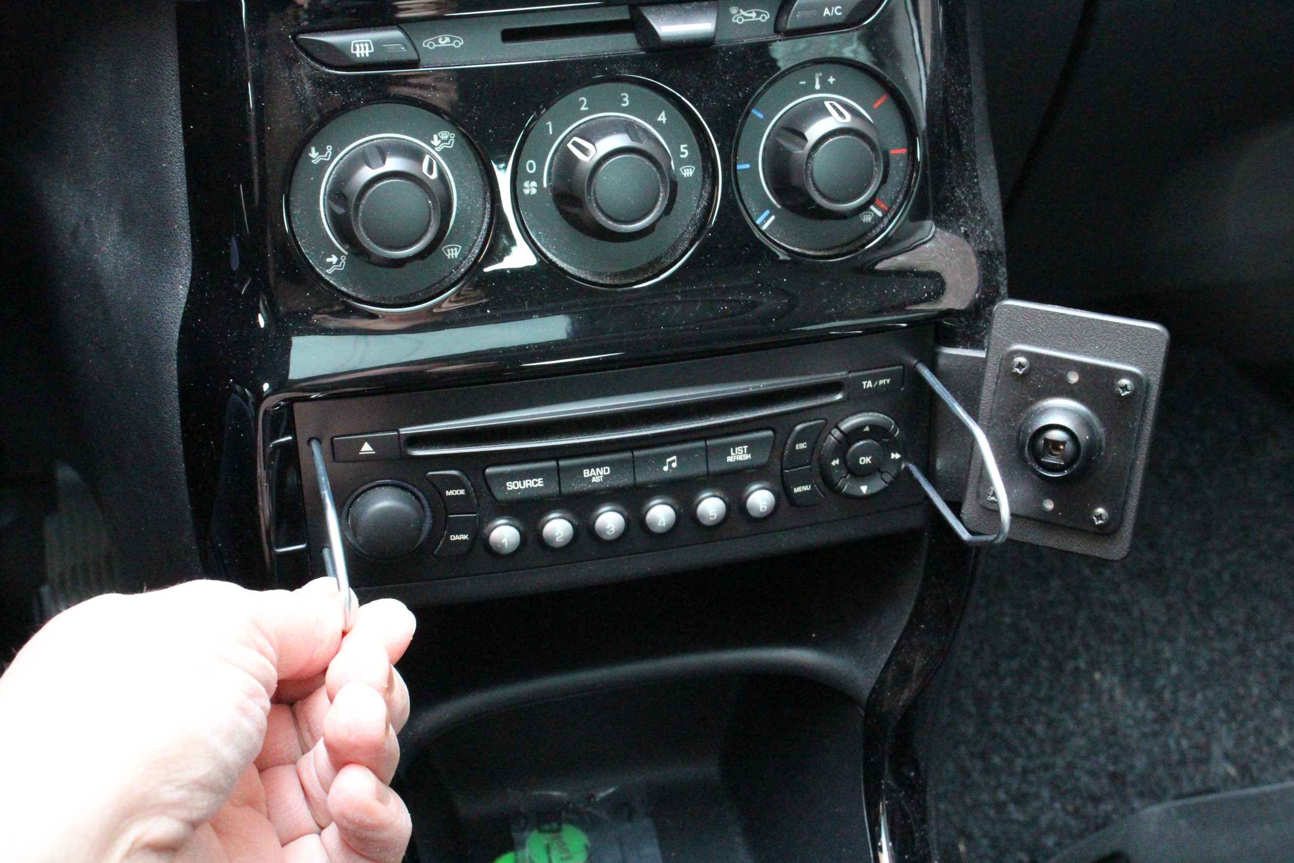 Autoradio ausbauen: Wie bekomme ich das Gerät heraus? »