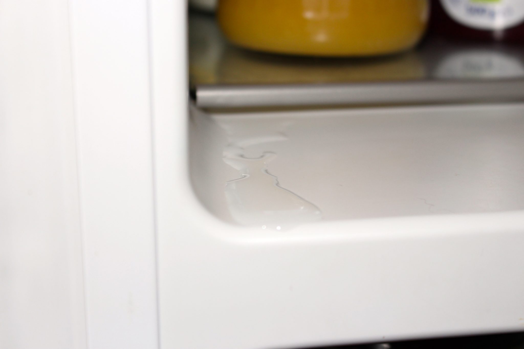 Wasser im Kühlschrank: Ist das Gerät kaputt? » FRAGDENSTEIN.DE