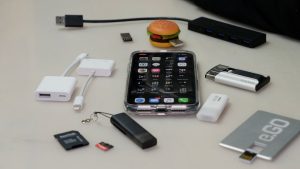 Wenn man USB-Geräte am iPhone nutzen will, braucht man einen Adapter. (Bildrechte: FRAGDENSTEIN.DE/ Stein)